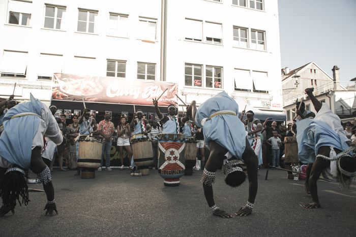 Strassenperformance im Kreis