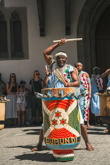 Trommler mit bemalter Burundi-Trommel